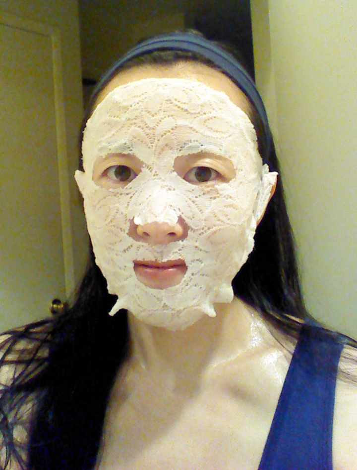 Hey! Pinkgo Girl White Tea & Vitamin C lace face mask